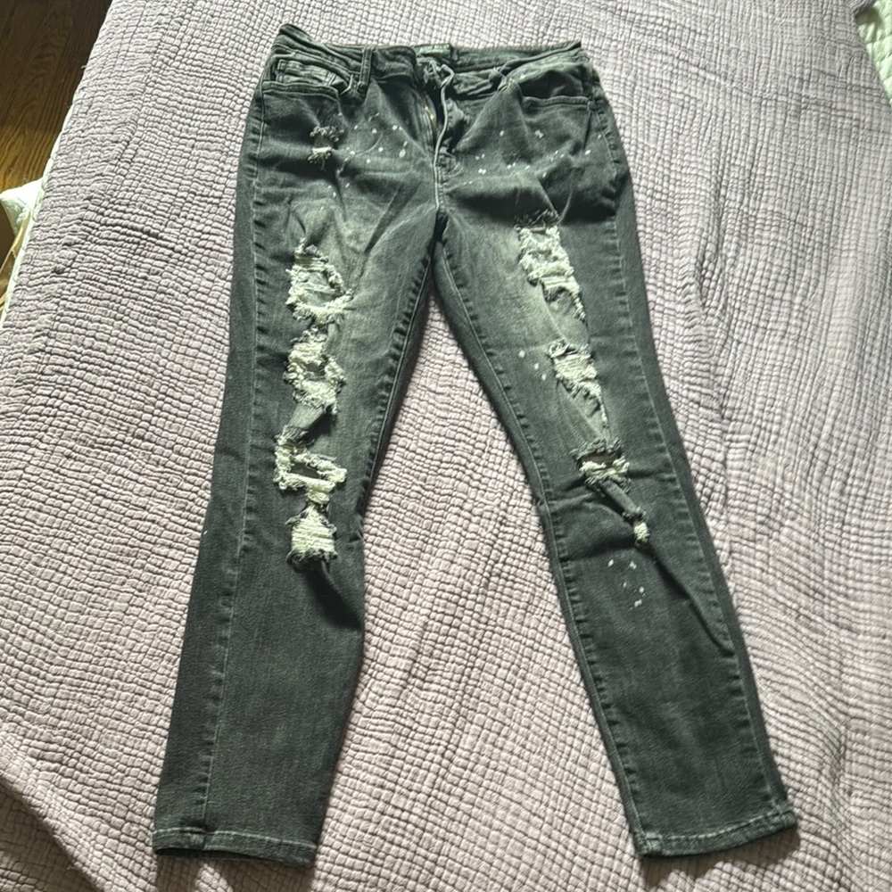 Black Skinny Jeans with Distressed Detailing